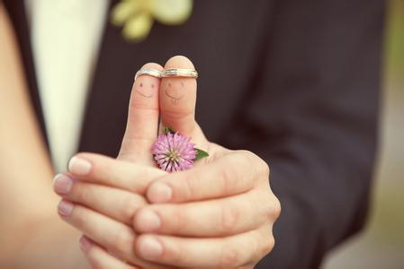 梦到结婚戒指是什么意思_做梦梦见结婚戒指 梦到结婚戒指是什么意思_做梦梦见结婚戒指